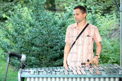 Muzeum w Sopocie. Koncert. Wojtek Staroniewicz ze swoim...