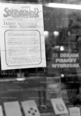 Plakat z zadaniem natychmiastowej rejestracji Solidarnosci...