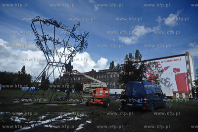 Montaz wielkiej instalacji autorstwa Roberta Rumasa...