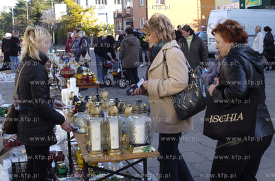 Ustka.Urzednicy Kontroli Skarbowej kontroluja przed...