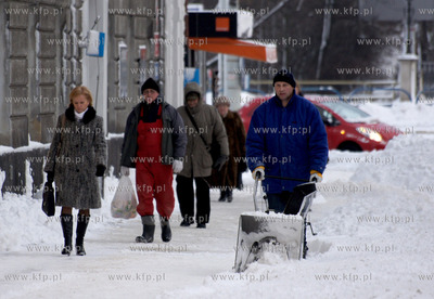 Gdansk, Nowe Ogrody. Odsniezanie chodnika po obfitych...