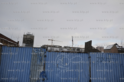 Zasniezona ulica Chmielna w Gdansku. Nz ogrodzenia...