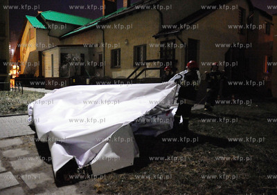 Gdansk. Silny wiatr zerwal baner reklamowy na bloku...