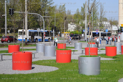 Innowacyjny park z oryginalnymi miejskimi meblami powstal...