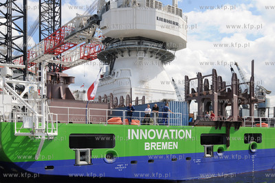 Gdansk. Nabrzeze Obroncow Westerplatte. Podniesienie...