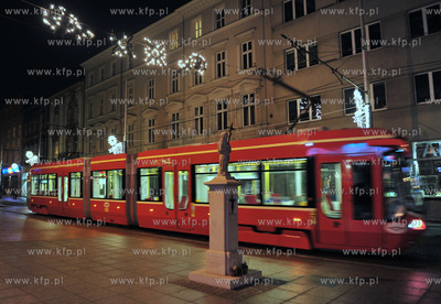 Katowice. Iluminowane centrum miasta wieczorem w pierwszy...