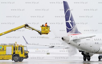 Wiosna w zimowej szacie w Porcie Lotniczym Gdansk im....