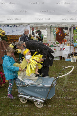 Swieto Miodu Pszczolkowskiego w Parku Lipowym w Pszczolkach...
