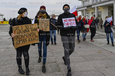 Sopot. Molo. Protest Kobiet po wydanym orzeczeniu Trybunalu...