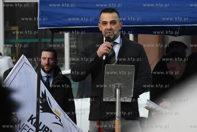 Około setki przeciwników szczepień i obostrzeń...