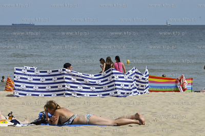 Sopot. Plaza w sezonie pelna plazowiczow i parawanow....