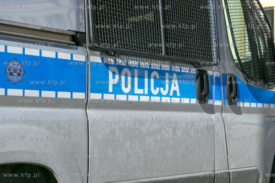Samochody policyjne stojące przed budynkiem komendy...