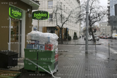 Gdynia przy ul. Derdowskiego. Sklep Żabka. Nz. Dostawa...