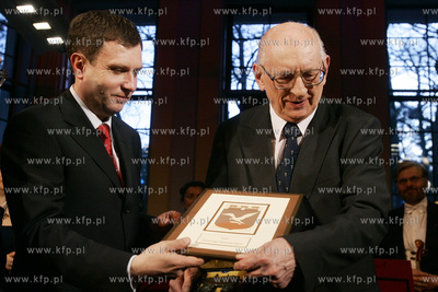 Wladyslaw Baroszewski otrzymal honorowe obywatelstwo...