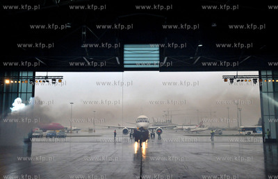 Uroczystosc powitania 2 milionowego pasazera na lotnisku...