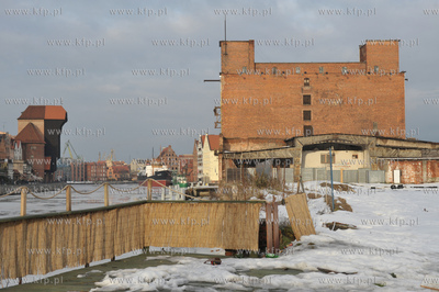 Gdansk. Wyspa Spichrzow. Nz. widok na Motlawe i stary...