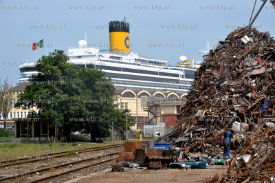 Statek wycieczkowy Costa Pacifica plywajacy pod wloska...