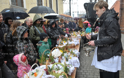 Wielka Sobota. Tradycyjne wielkanocne swiecenie pokarmow...