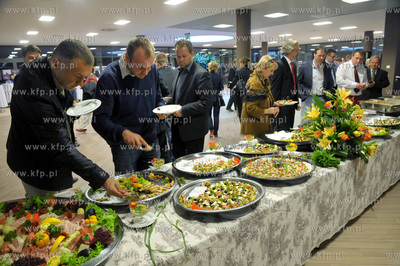 Po zakonczeniu uroczystosci odsloniecia fontanny Netuna...