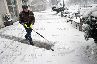 Zima na ulicach Gdanska. Pan Andrzej odsnieza chodnik...