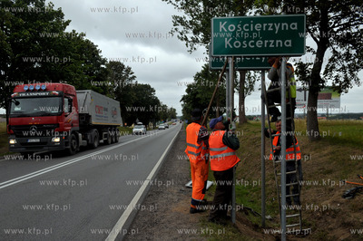Przy wjezdzie do Koscierzyny na Kaszubach zainstalowano...