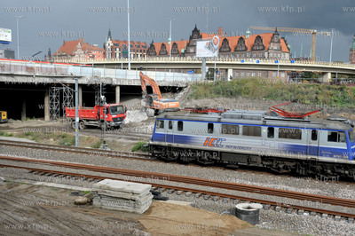 Wyburzanie fragmentu wiaduktu na ul. Armii Krajowej...