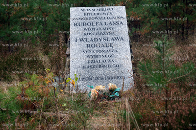 Tablica pamiatkowa niedaleko wsi Korne i Gostomko przy...