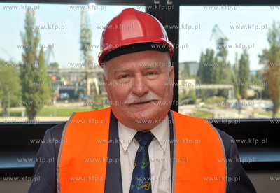 Prezydent Lech Walesa zwiedzal budowe Europejskiego...