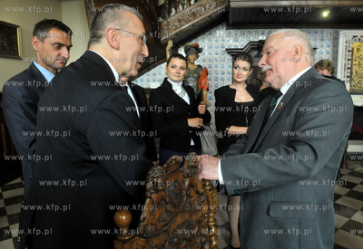 Dwor Artusa. Prezydent Lech Walesa wreczyl przyznawana...