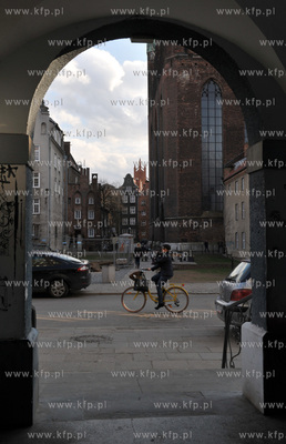 Gdansk. Mala brama dla pieszych na ul. sw. Ducha w...