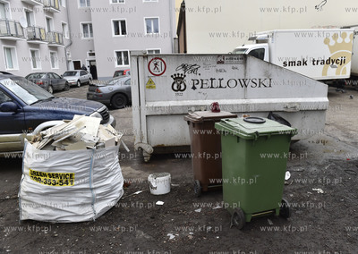 Brudne i zaniedbane gdańskie podwórko na ul. Podwale...