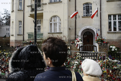 Sopot. Ul.  Armii Krajowej 55. Ludzie skladaja kwiaty...