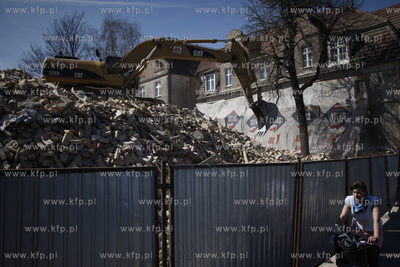 Gdansk. Rozbiorka kamienicy na skrzyzowaniu ul. Slowackiego...