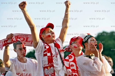 Gdansk. Mistrzostwa europy w pilce noznej. Kibice ogladaja...