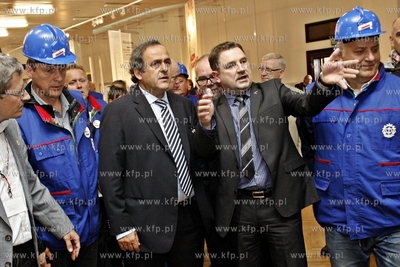 Delegaci UEFA z prezydentem Michaelem Platinim byli...
