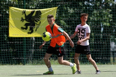 Gdansk Zaspa. Pilkarski turniej dzikich druzyn Do przerwy...