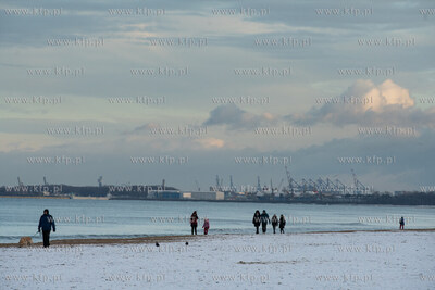 Zimowa krajobraz na plaży w Jelitkowie. 3.12.2021...