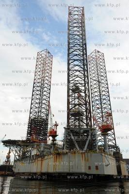 Samopodnosna platforma wiertnicza ENSCO100 przechodzi...
