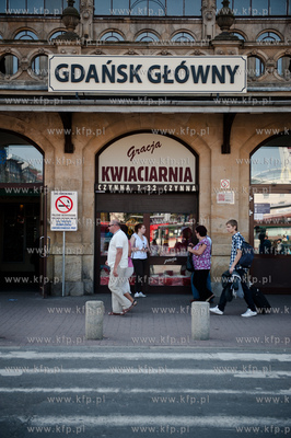Gdansk. Budynek Dworzca Glownego PKP. Zamontowana tablica...