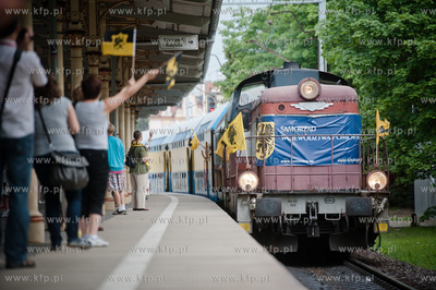 Sopot. Dworzec PKP. Pociag Transcassubia przywozl grupy...