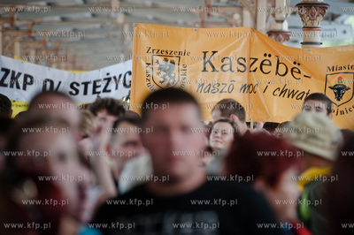 Sopot. Dworzec PKP. Pociag Transcassubia przywozl grupy...