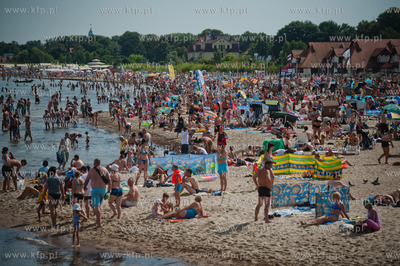 Sopot. Tlum plazowiczow wypoczywajacych w upalna i...