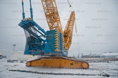 Gdansk. Wisloujscie. Montaz maszyny drazacej TMB, ktora...
