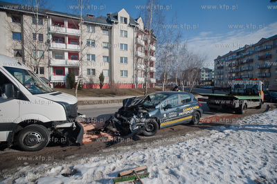 Gdansk. Ul. Piotrkowska. Zderzenie czolowe busa oraz...
