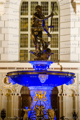 Gdansk. Podswietlona na niebiesko Fontanna Neptuna...