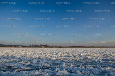 Skuta lodem Wisla na wysokosci przeprawy promowej w...