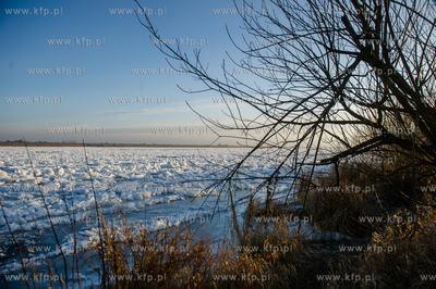 Skuta lodem Wisla na wysokosci przeprawy promowej w...