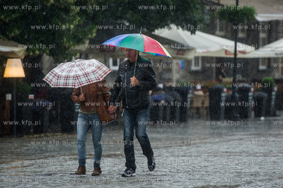 Gdańsk. Długi Targ. Intensywne opady deszczu i silne...