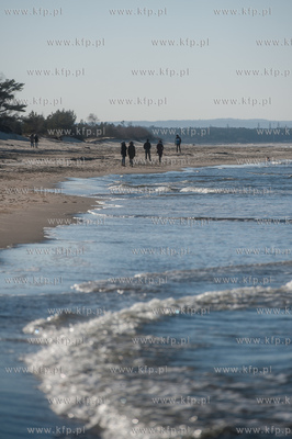 Gdańsk. Słoneczna, jednak mroźna pogoda na plaży...