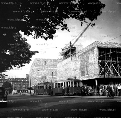 Przystanek tramwajowy przy dubowanym Teatrze Wybrzeze...